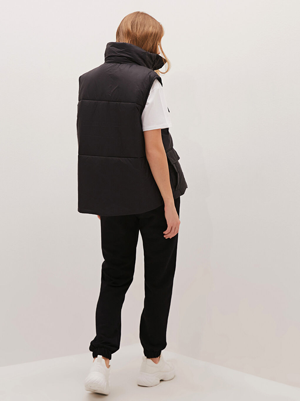 Siyah Dik Yaka Fermuar Kapamalı Cep Detaylı Kadın Yelek-1