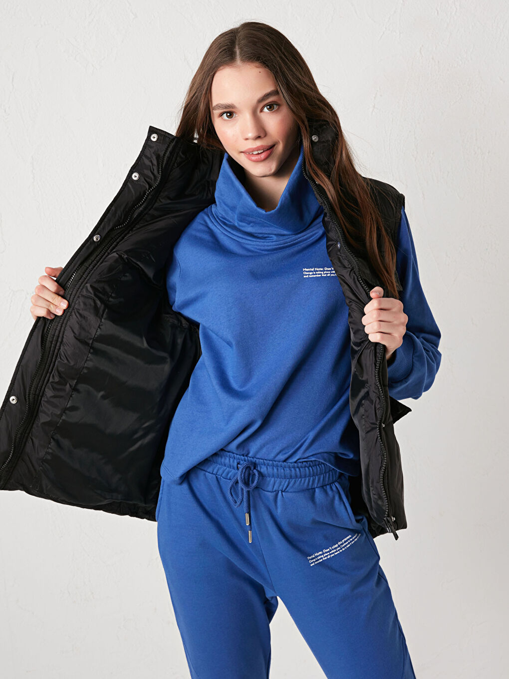 Siyah Dik Yaka Fermuar Kapamalı Cep Detaylı Kadın Yelek-3