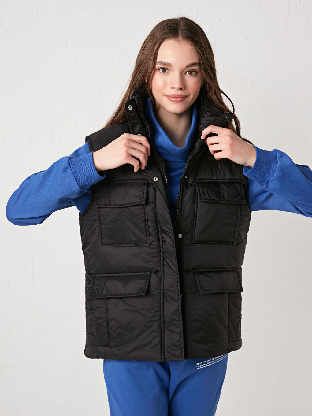 Siyah Dik Yaka Fermuar Kapamalı Cep Detaylı Kadın Yelek-4