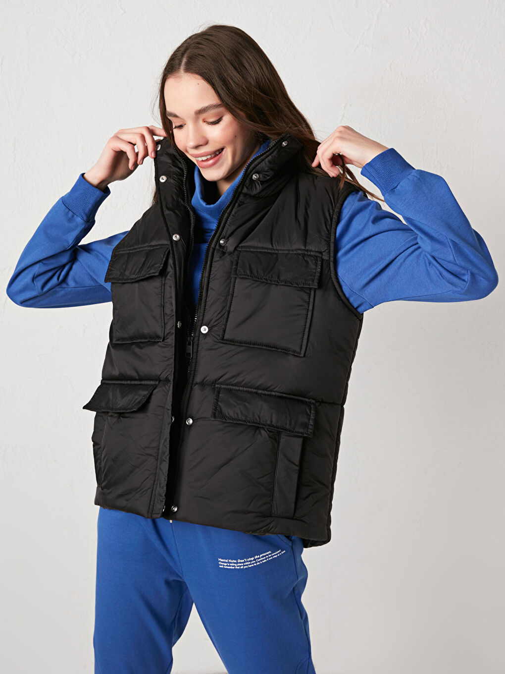 Siyah Dik Yaka Fermuar Kapamalı Cep Detaylı Kadın Yelek-5