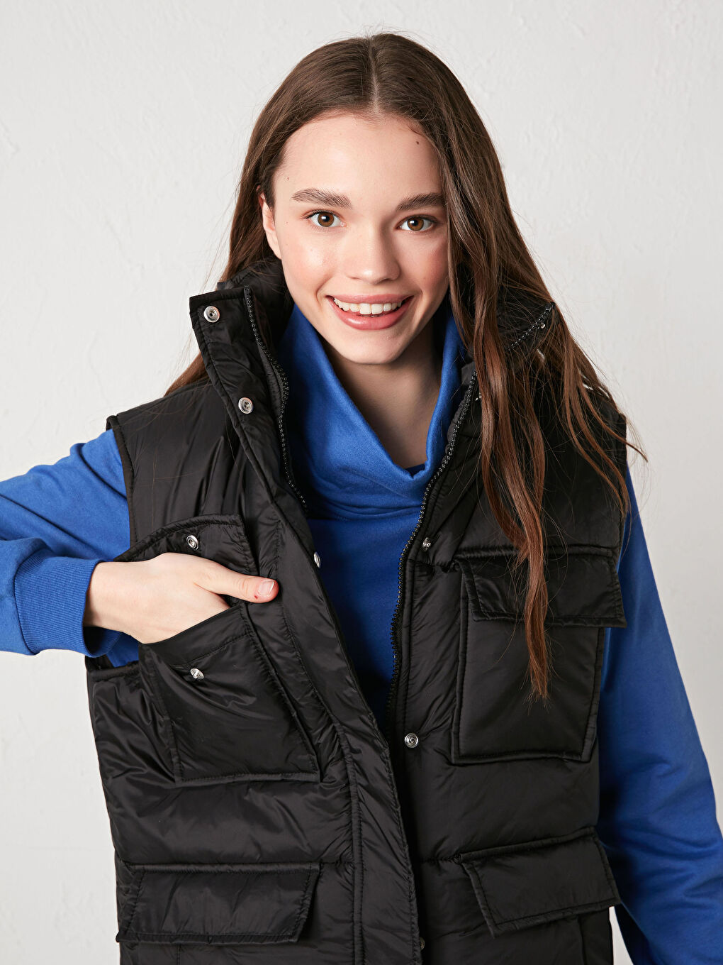 Siyah Dik Yaka Fermuar Kapamalı Cep Detaylı Kadın Yelek-6