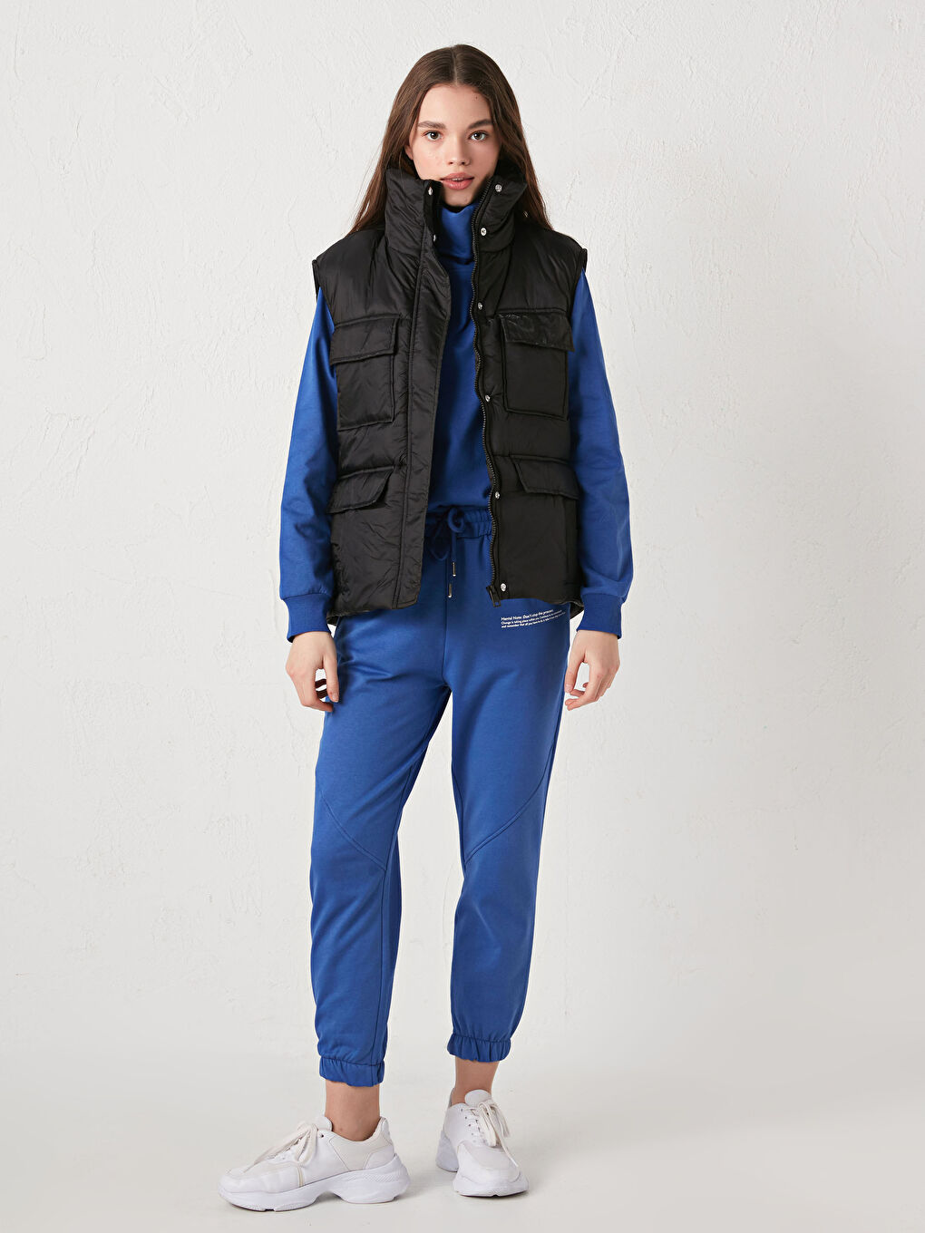 Siyah Dik Yaka Fermuar Kapamalı Cep Detaylı Kadın Yelek-7