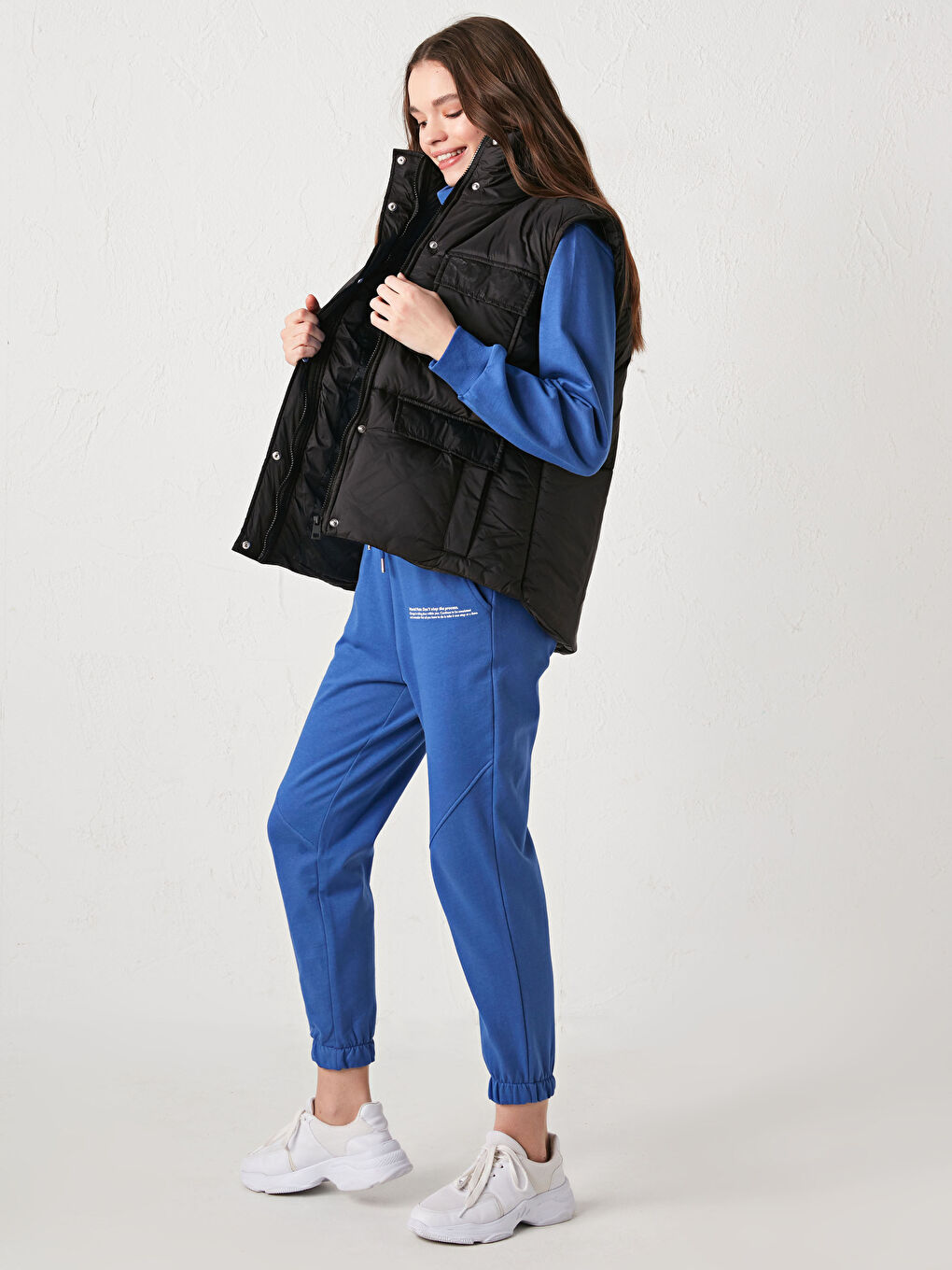 Siyah Dik Yaka Fermuar Kapamalı Cep Detaylı Kadın Yelek-8