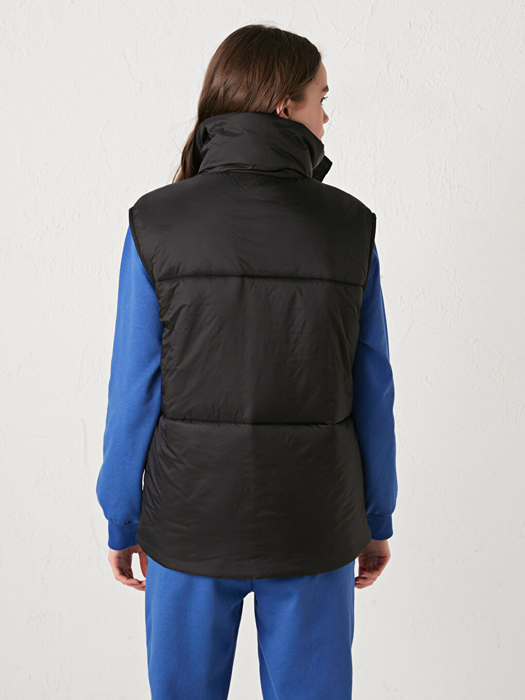 Siyah Dik Yaka Fermuar Kapamalı Cep Detaylı Kadın Yelek-9