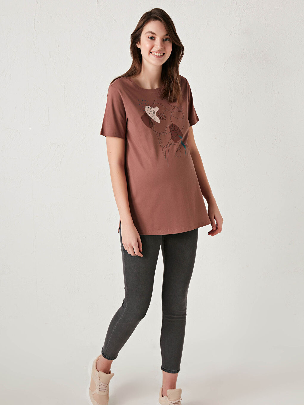 Kahverengi Bisiklet Yaka Baskılı Kısa Kollu Hamile Tişört-1