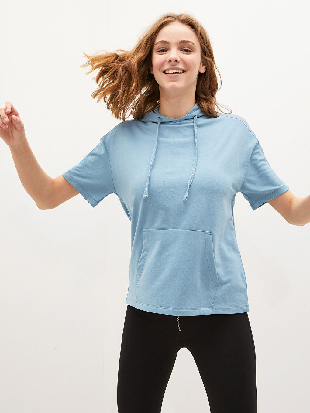 Mavi Kapüşonlu Düz Kısa Kollu Kadın Spor Tişört