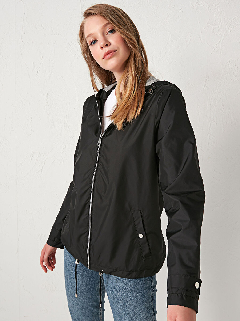 Siyah Kapüşonlu İnce Yağmurluk