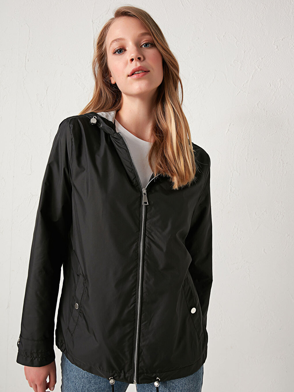 Siyah Kapüşonlu İnce Yağmurluk-1