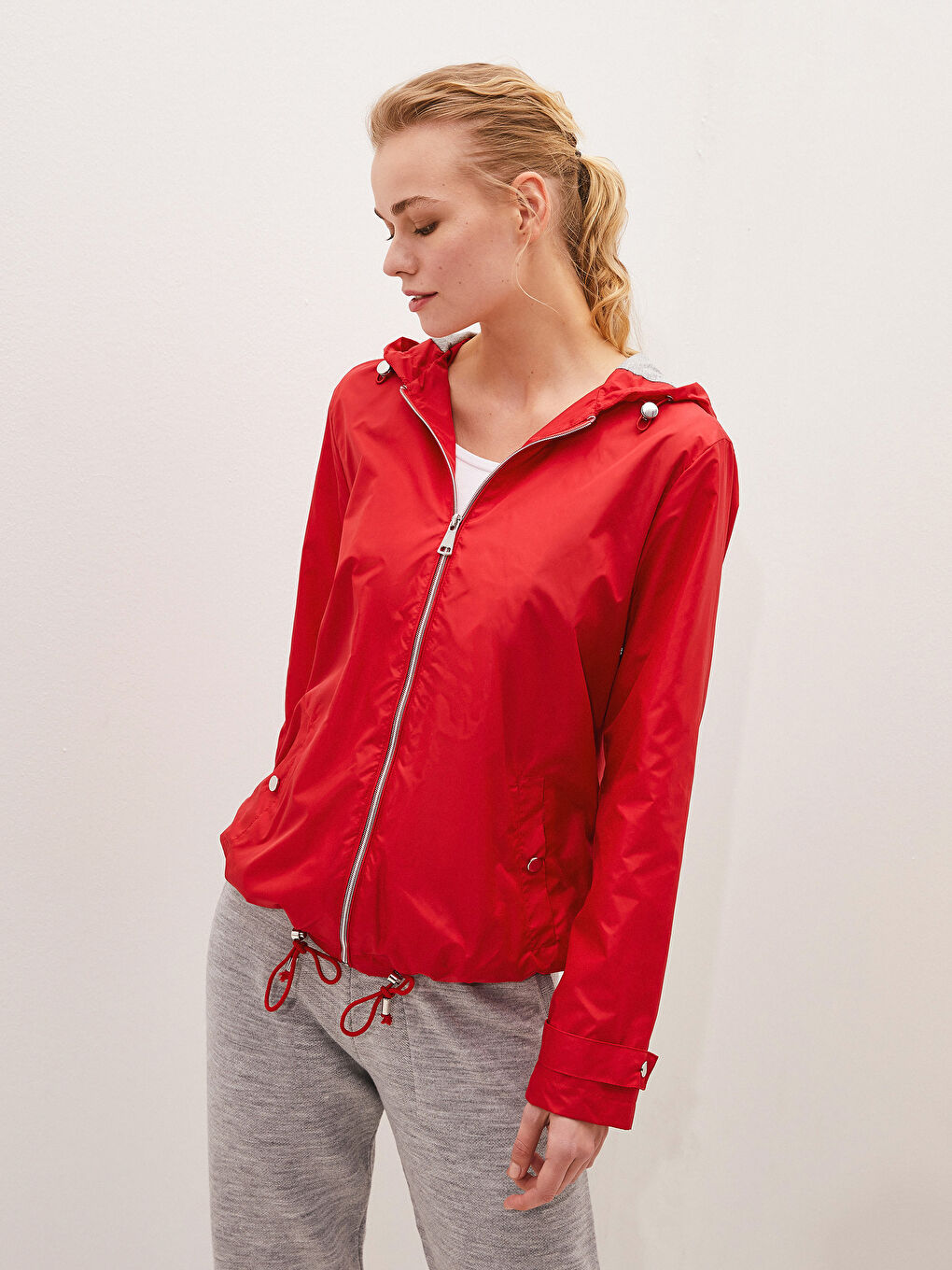 Kırmızı Kapüşonlu İnce Yağmurluk-1