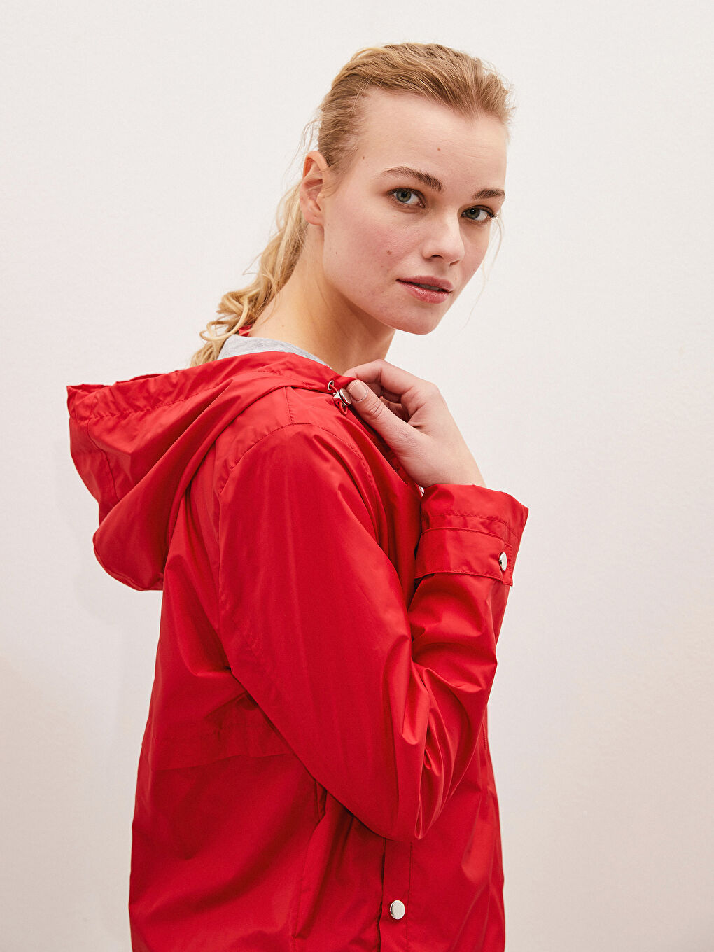 Kırmızı Kapüşonlu İnce Yağmurluk-2