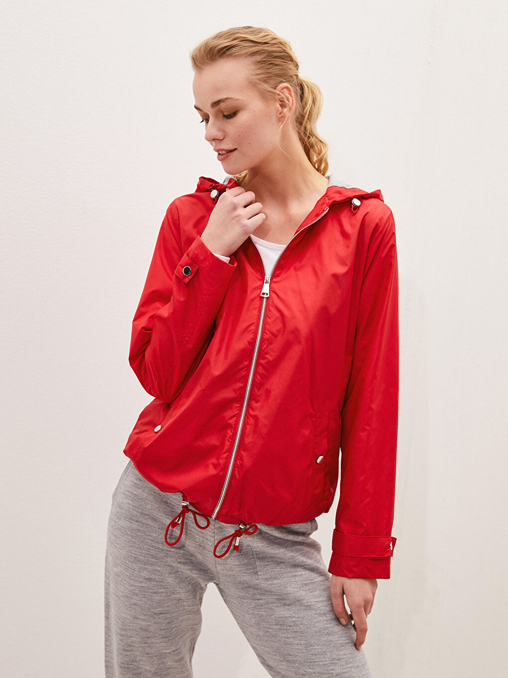 Kırmızı Kapüşonlu İnce Yağmurluk-5