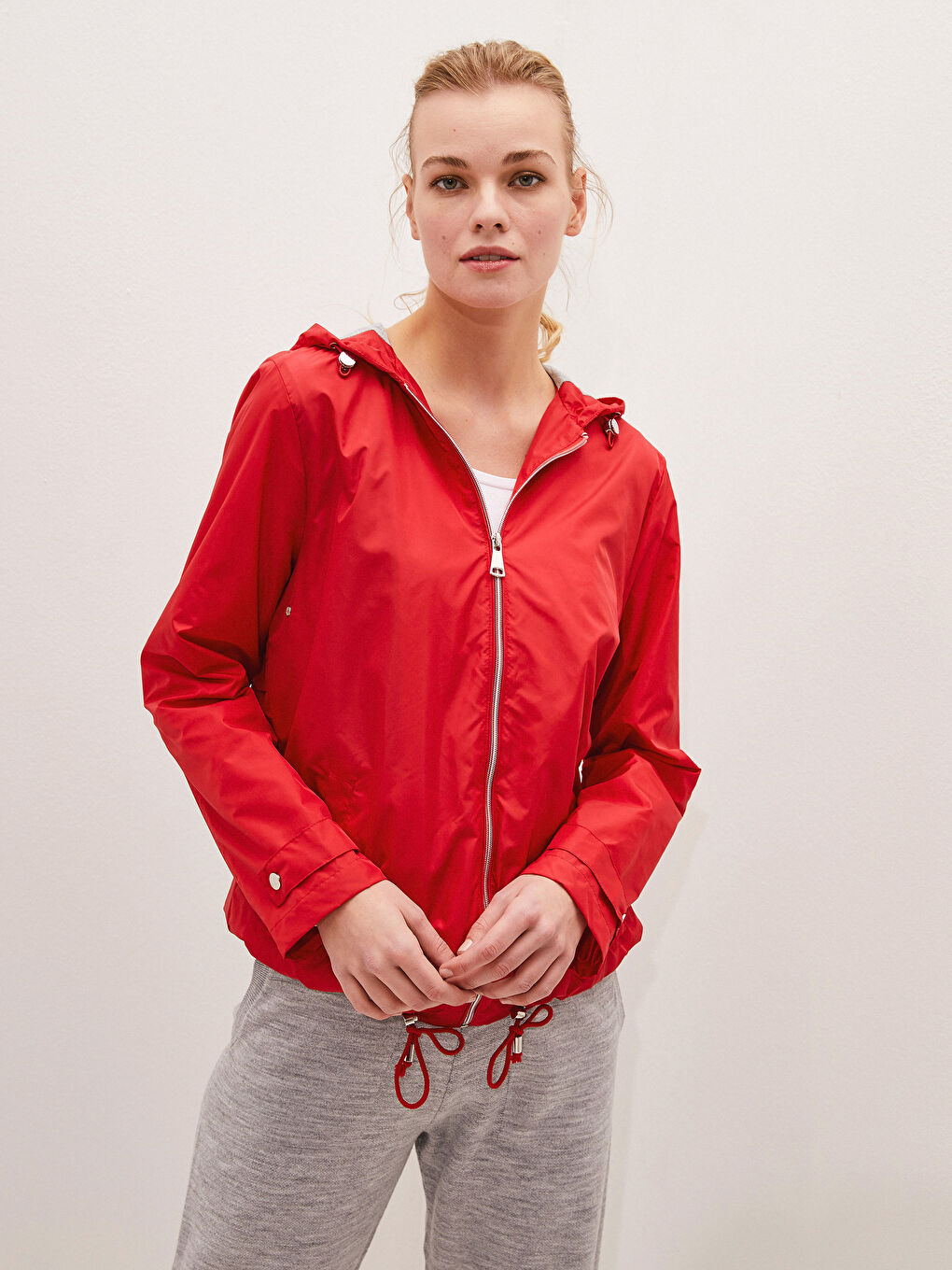 Kırmızı Kapüşonlu İnce Yağmurluk