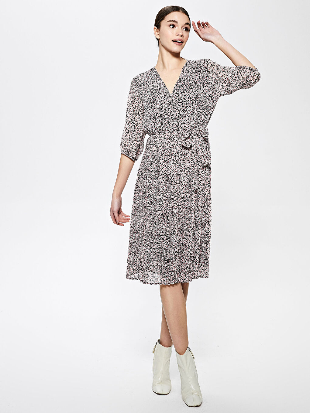 Pembe V Yaka Desenli Kısa Kollu Şifon Kadın Elbise