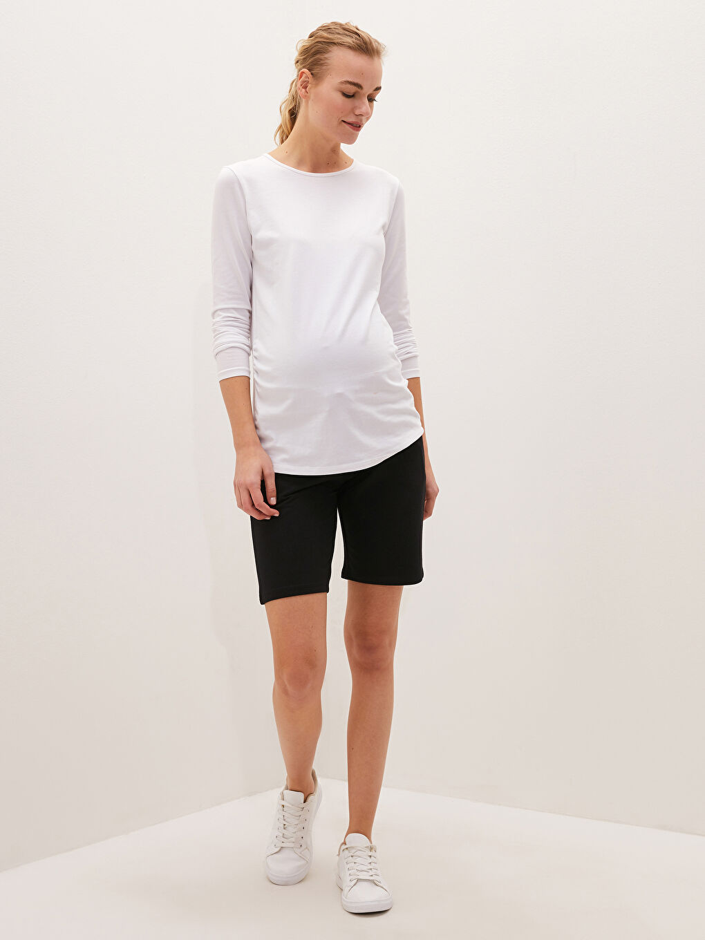 شورت حوامل بتفاصيل جيب و خصر مطاطي