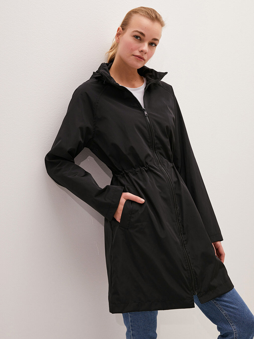 Әйелдерге арналған ұзын жеңді биік жағалы қалтасы бар жаңбырға арналған күрте