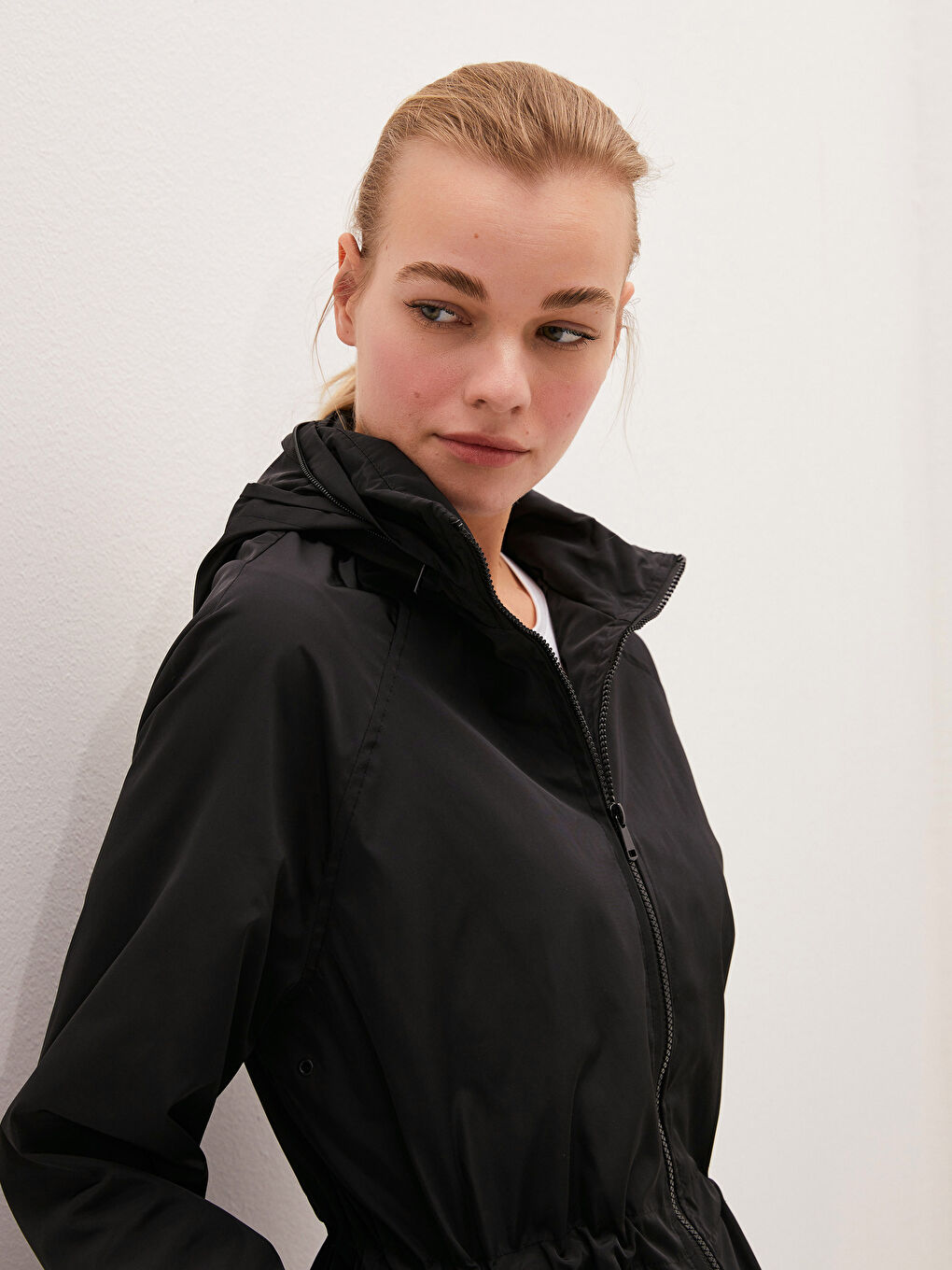 Әйелдерге арналған ұзын жеңді биік жағалы қалтасы бар жаңбырға арналған күрте-1