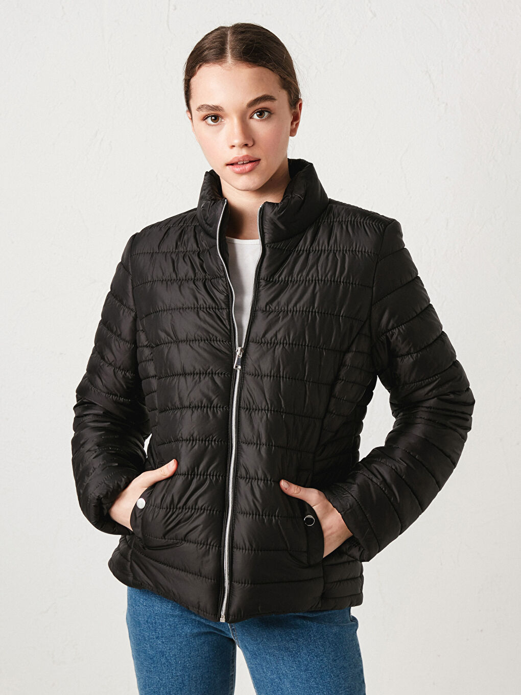 Siyah Dik Yaka Fermuarlı Uzun Kollu Kadın Şişme Mont