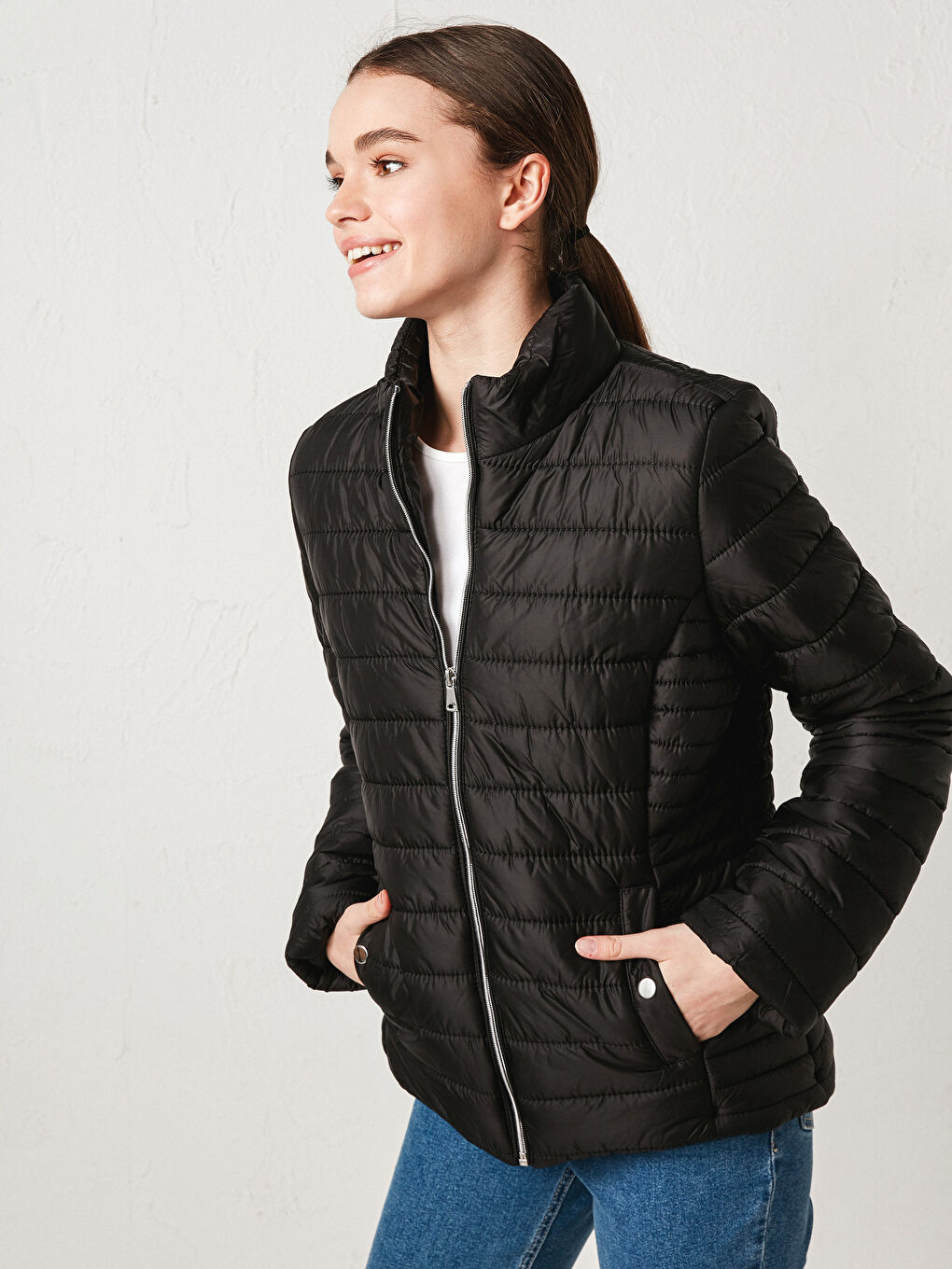 Siyah Dik Yaka Fermuarlı Uzun Kollu Kadın Şişme Mont-1