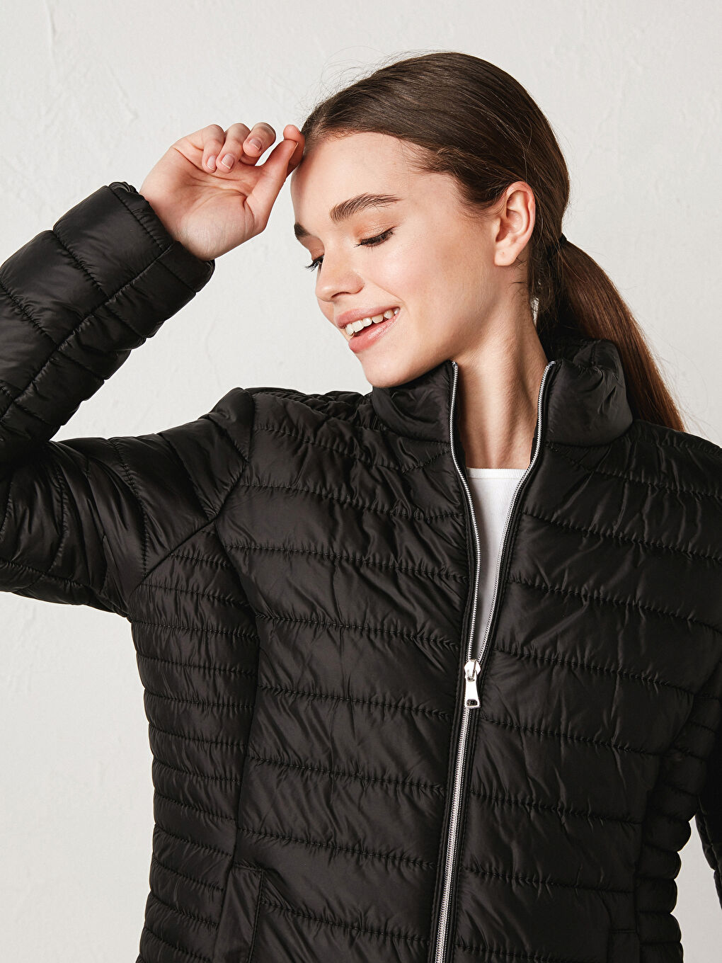 Siyah Dik Yaka Fermuarlı Uzun Kollu Kadın Şişme Mont-2