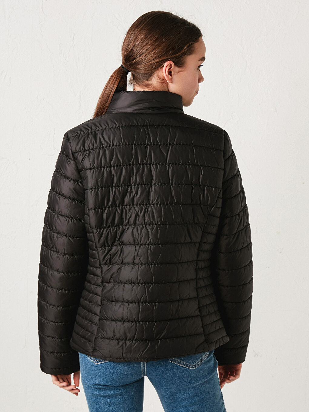 Siyah Dik Yaka Fermuarlı Uzun Kollu Kadın Şişme Mont-4