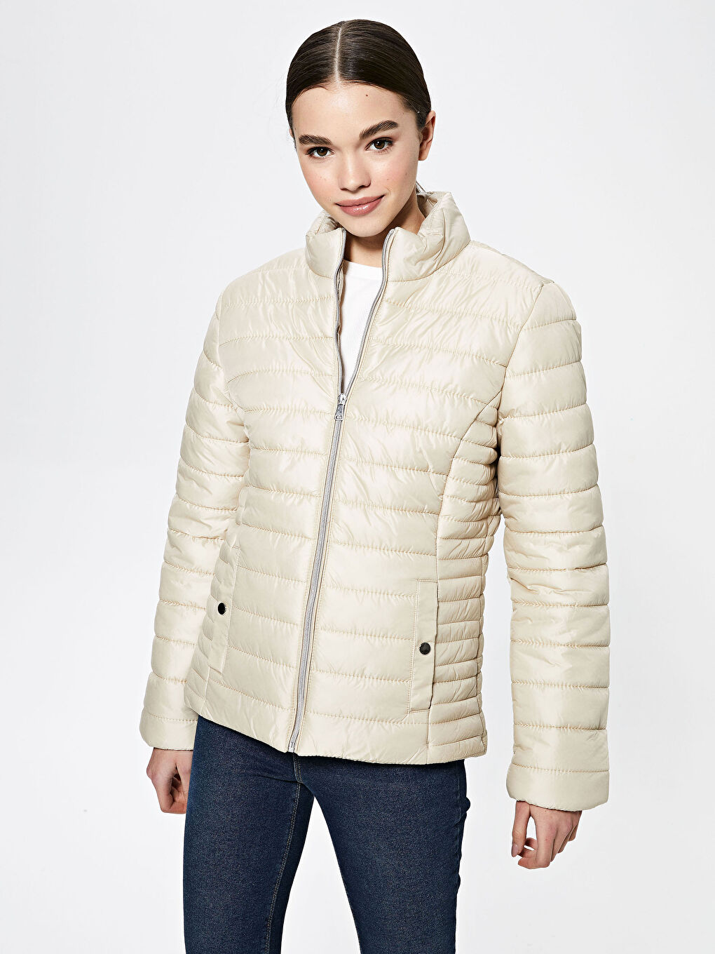 Ekru Dik Yaka Fermuarlı Uzun Kollu Kadın Şişme Mont