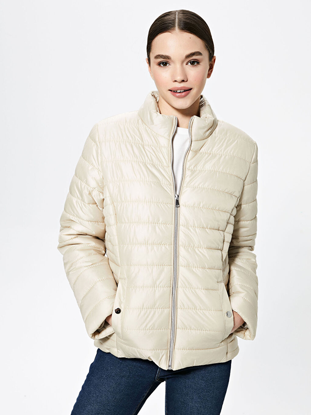 Ekru Dik Yaka Fermuarlı Uzun Kollu Kadın Şişme Mont-1