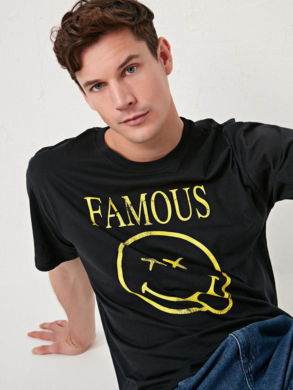 قميص رجالي كم قصير مطبوع سمايلي وورلد بكول مدور