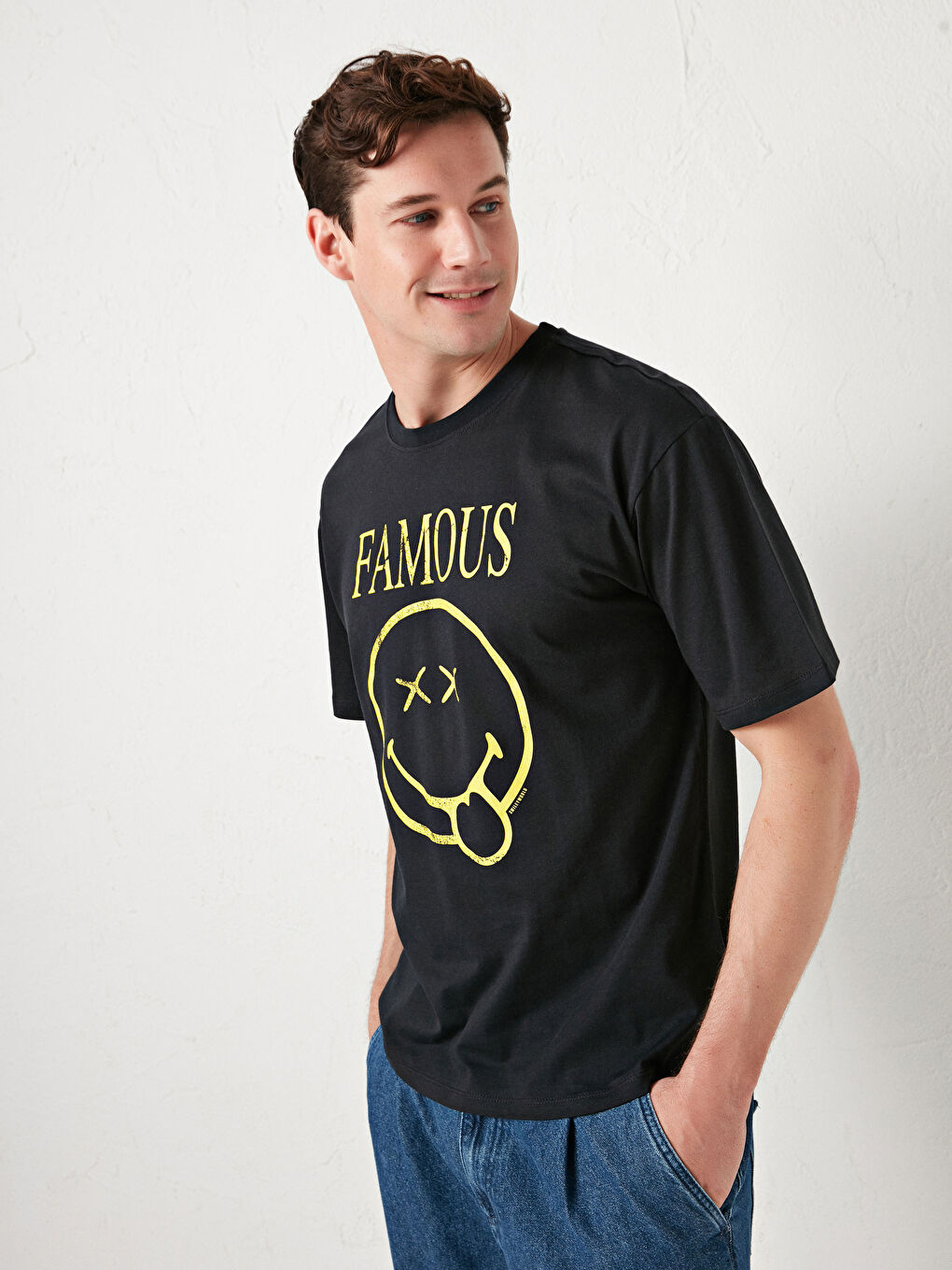 قميص رجالي كم قصير مطبوع سمايلي وورلد بكول مدور-1