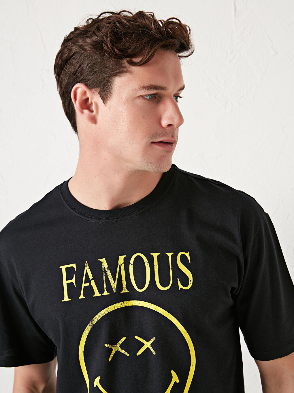 قميص رجالي كم قصير مطبوع سمايلي وورلد بكول مدور-3