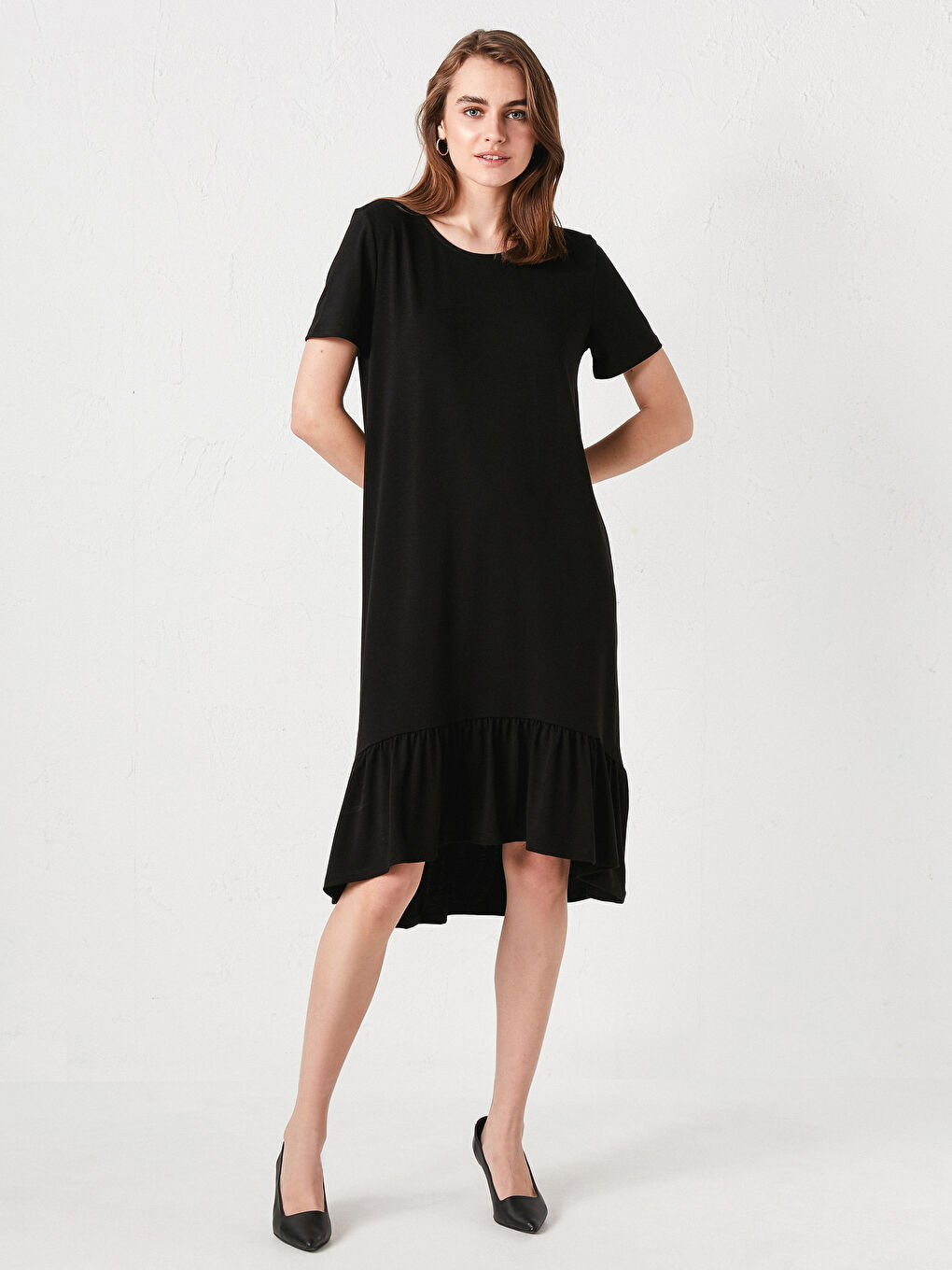 فستان نسائي بياقة دائرية سادة بأكمام قصيرة