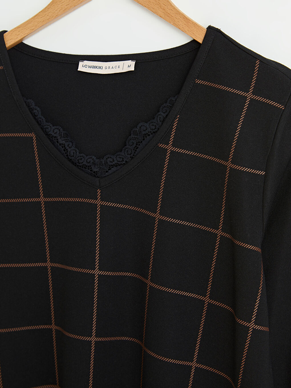 Siyah V Yaka Dantel Detaylı Ekose Uzun Kollu Kadın Bluz-6