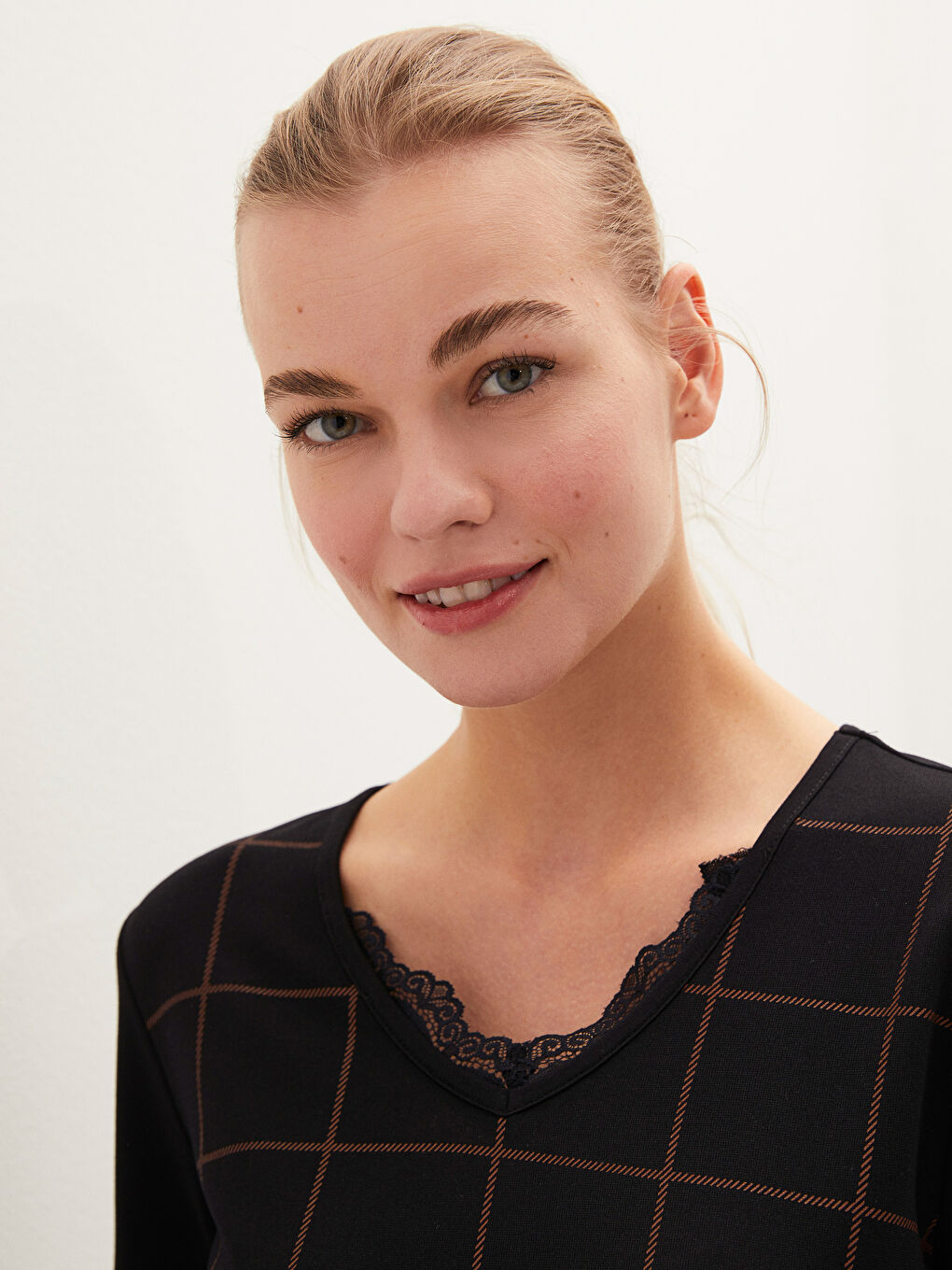 Siyah V Yaka Dantel Detaylı Ekose Uzun Kollu Kadın Bluz-2