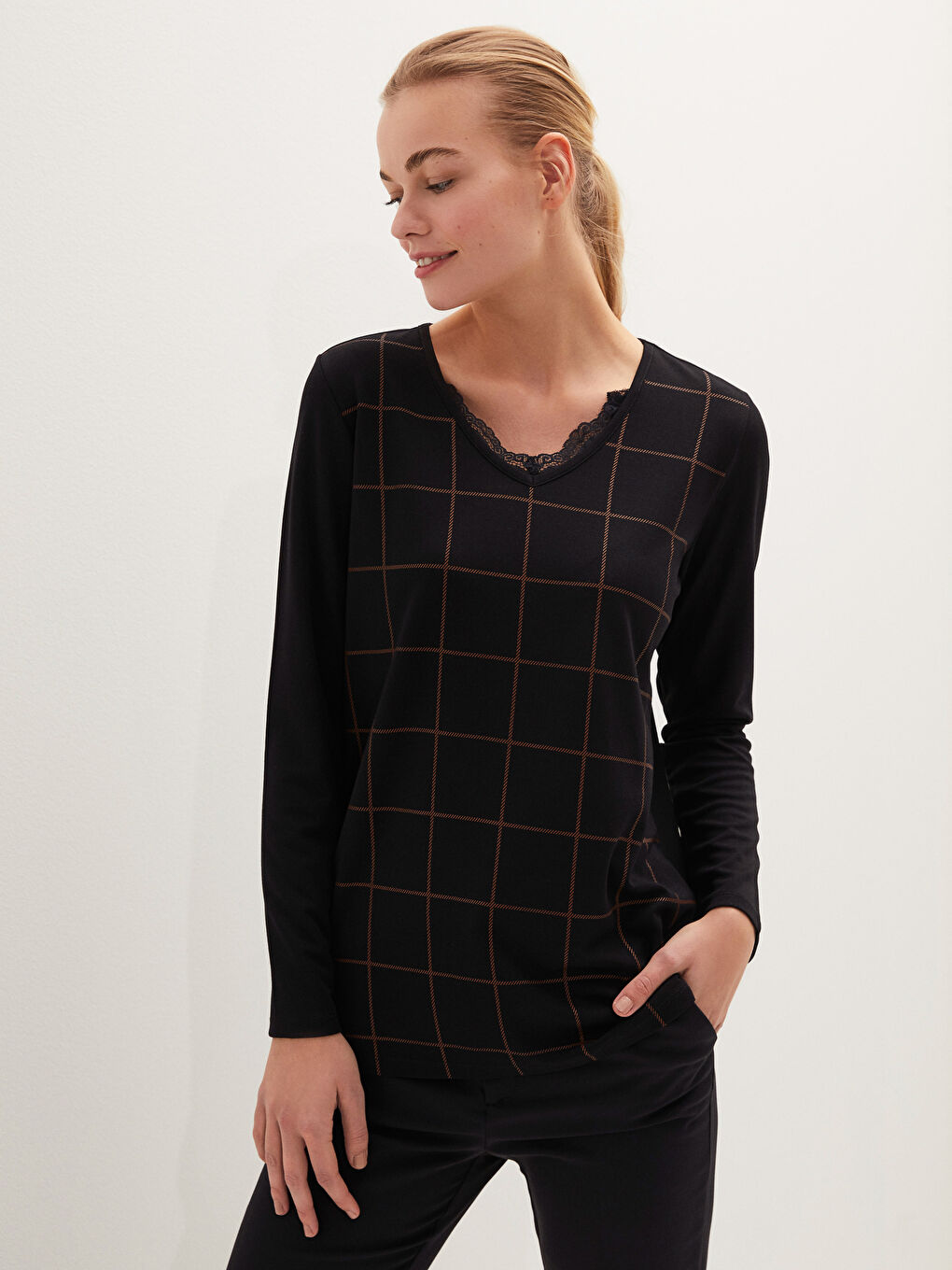 Siyah V Yaka Dantel Detaylı Ekose Uzun Kollu Kadın Bluz-4
