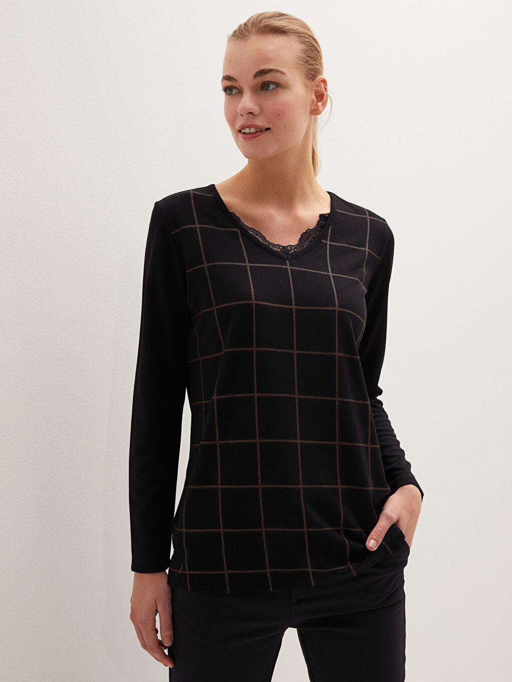 Siyah V Yaka Dantel Detaylı Ekose Uzun Kollu Kadın Bluz