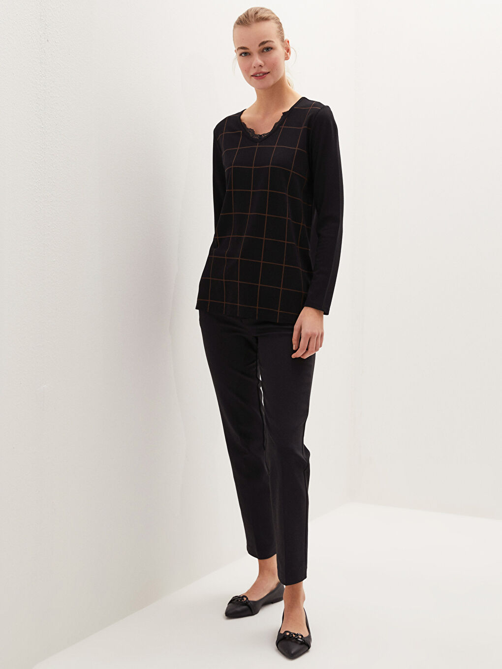 Siyah V Yaka Dantel Detaylı Ekose Uzun Kollu Kadın Bluz-1