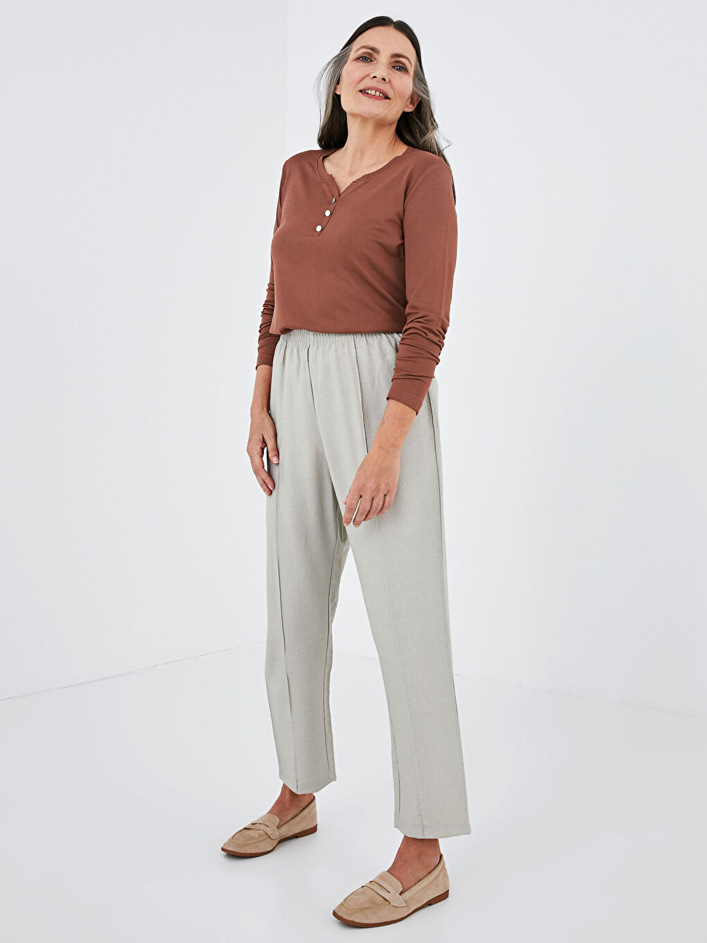 Kahverengi V Yaka Düz Krep Kadın Tişört-3