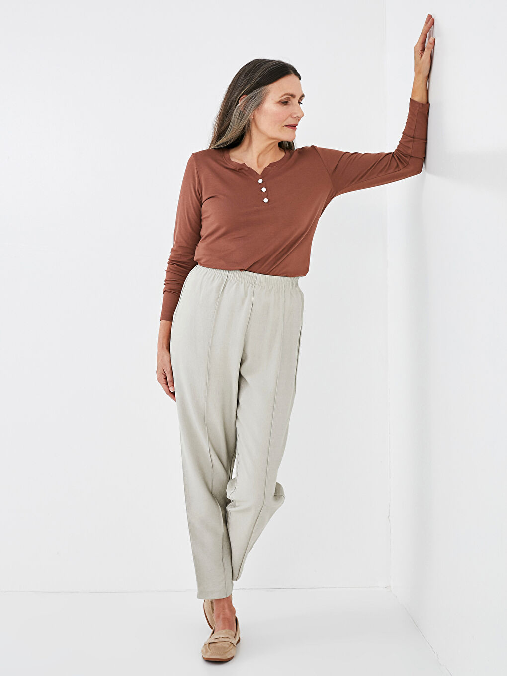 Kahverengi V Yaka Düz Krep Kadın Tişört-4