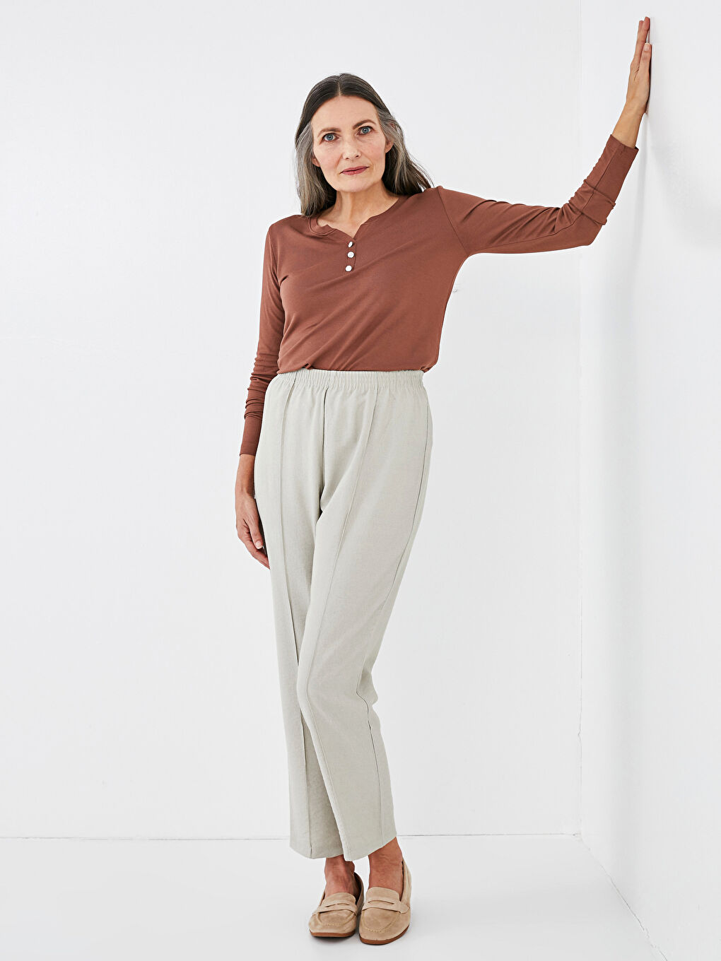 Kahverengi V Yaka Düz Krep Kadın Tişört-5