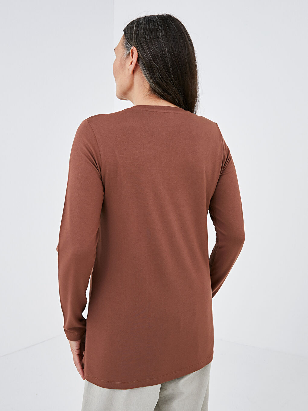 Kahverengi V Yaka Düz Krep Kadın Tişört-2