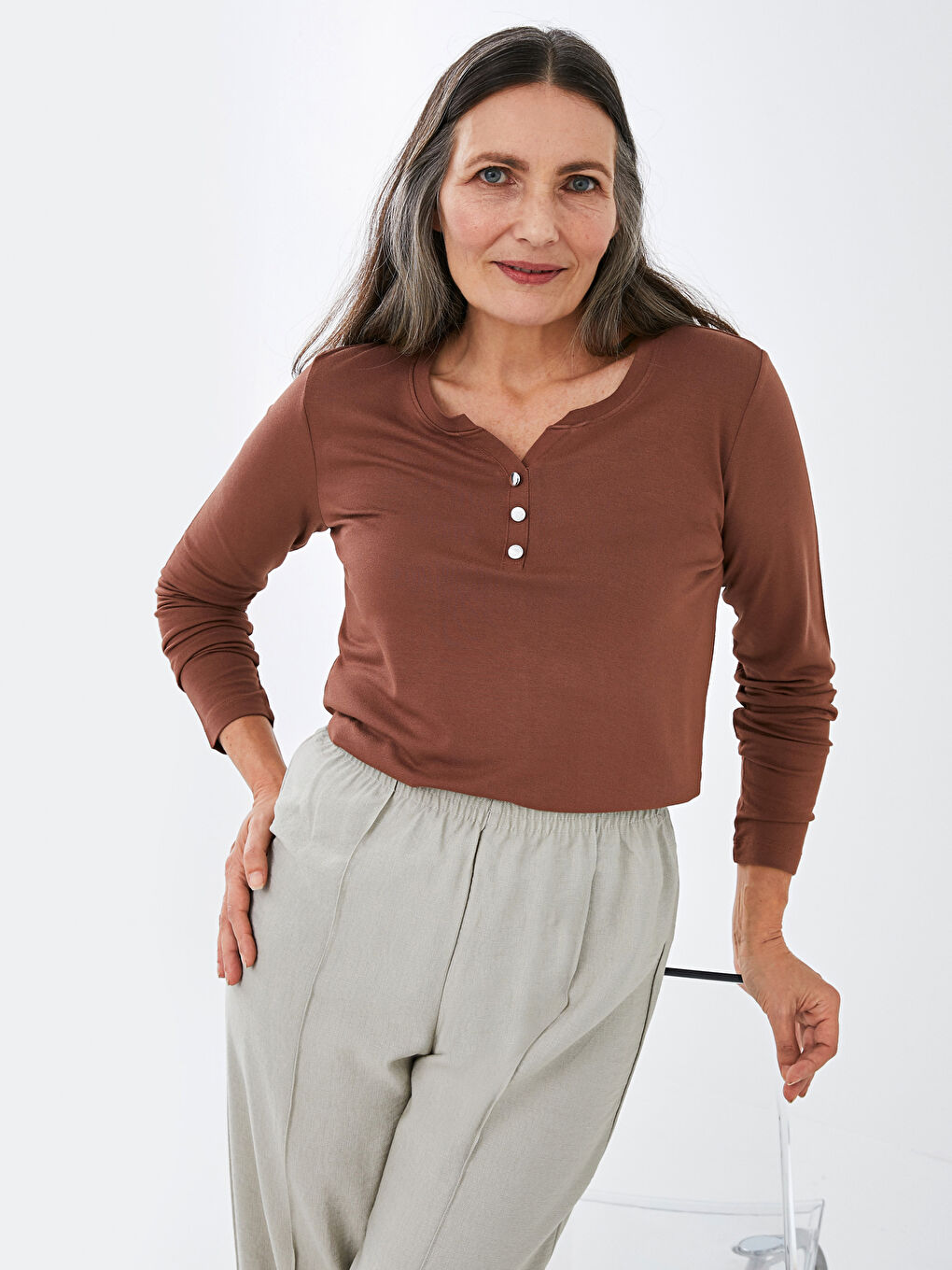 Kahverengi V Yaka Düz Krep Kadın Tişört-6