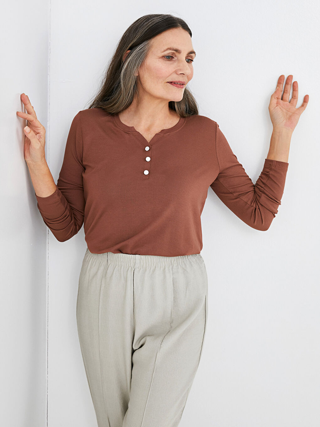 Kahverengi V Yaka Düz Krep Kadın Tişört