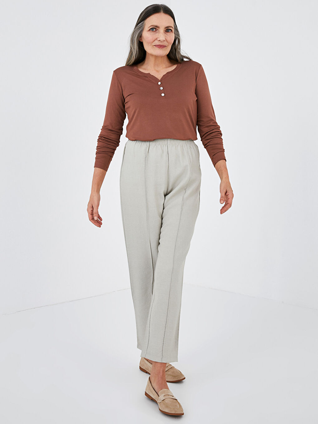 Kahverengi V Yaka Düz Krep Kadın Tişört-1