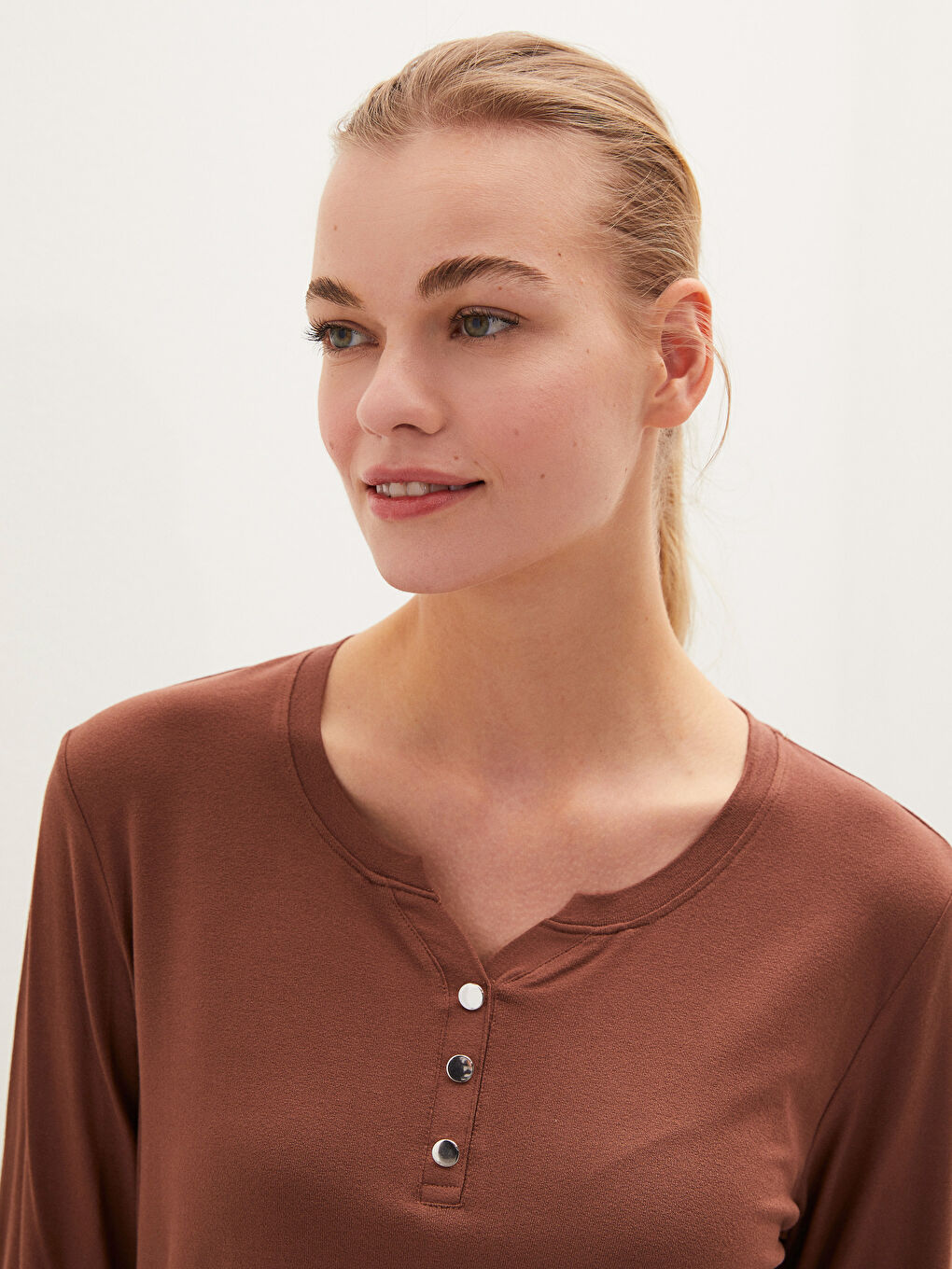 Kahverengi V Yaka Düz Krep Kadın Tişört-10