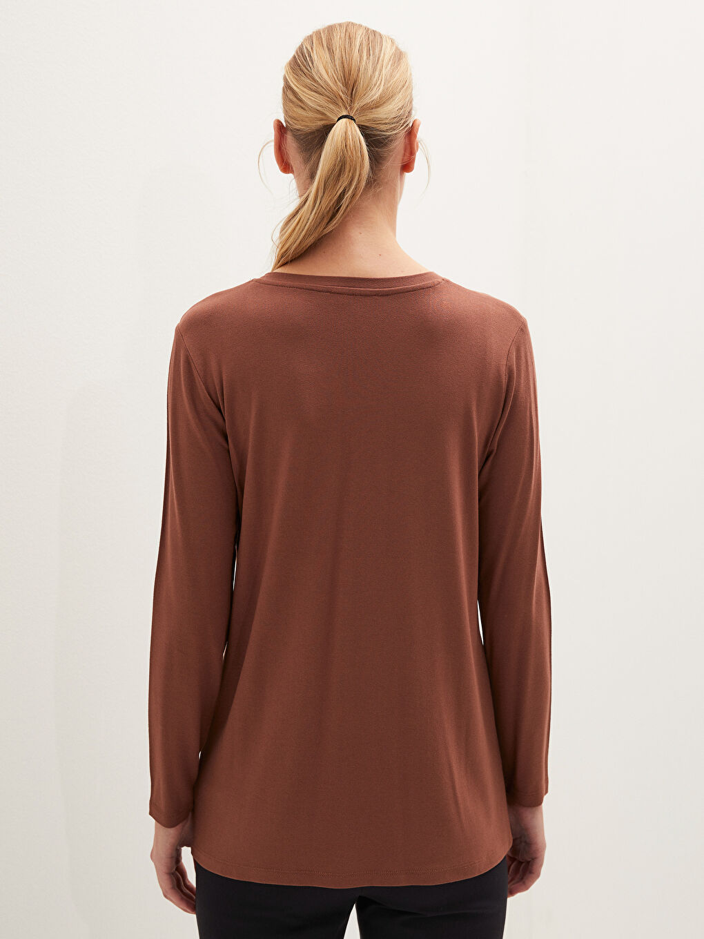 Kahverengi V Yaka Düz Krep Kadın Tişört-11