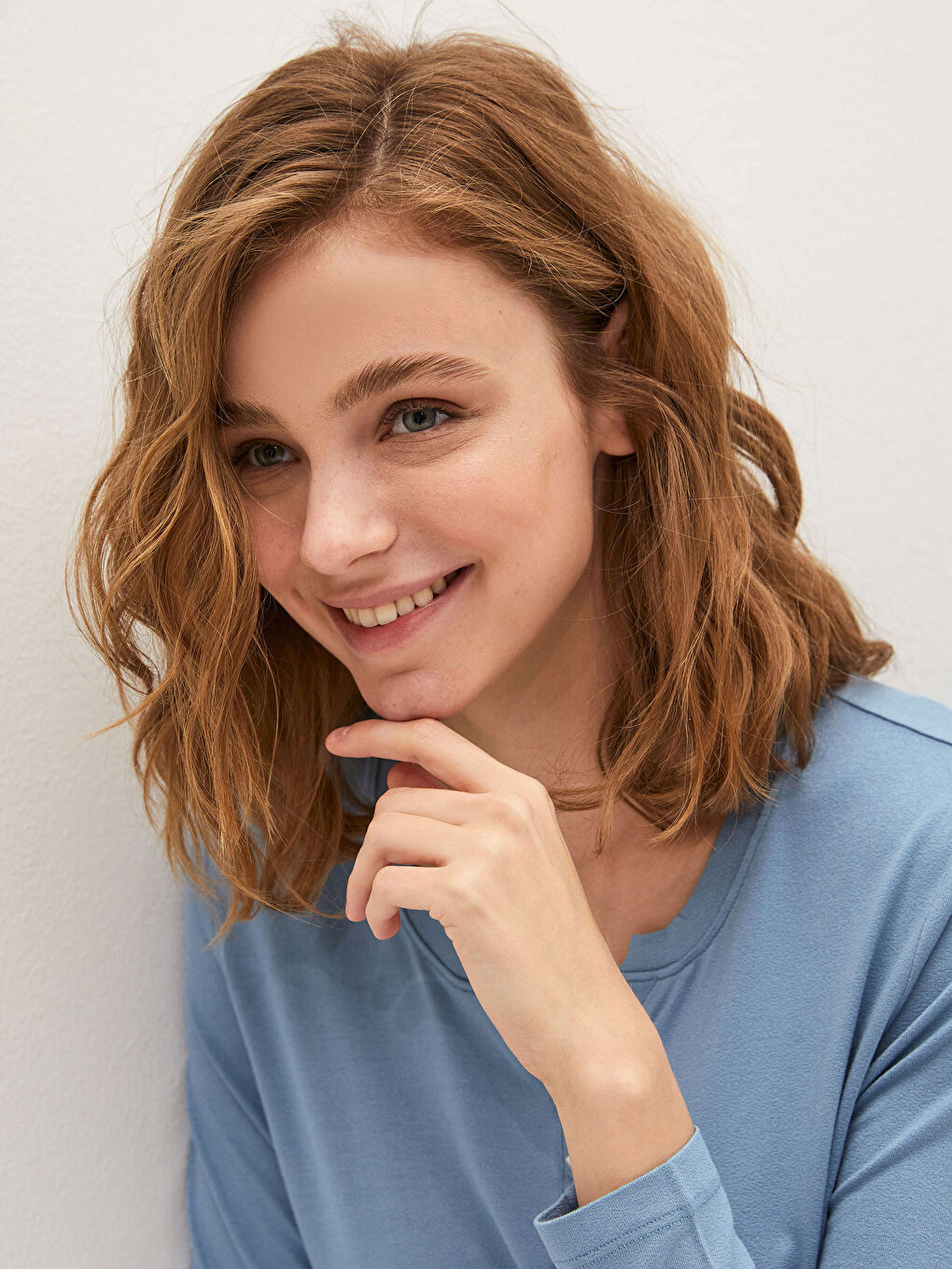 Mavi V Yaka Düz Krep Kadın Tişört-2