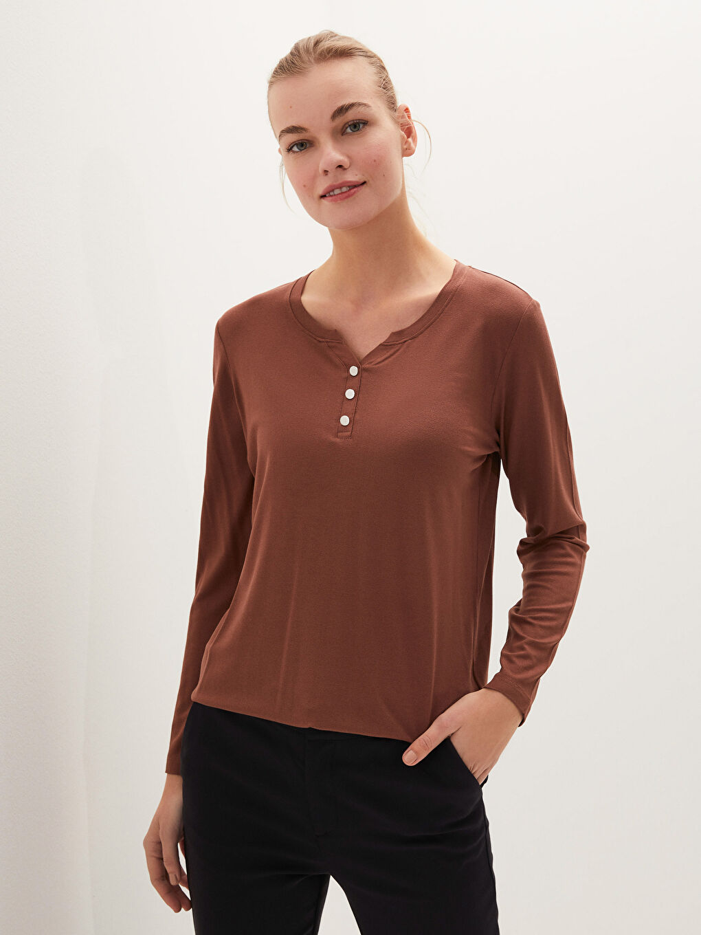 Kahverengi V Yaka Düz Krep Kadın Tişört-8