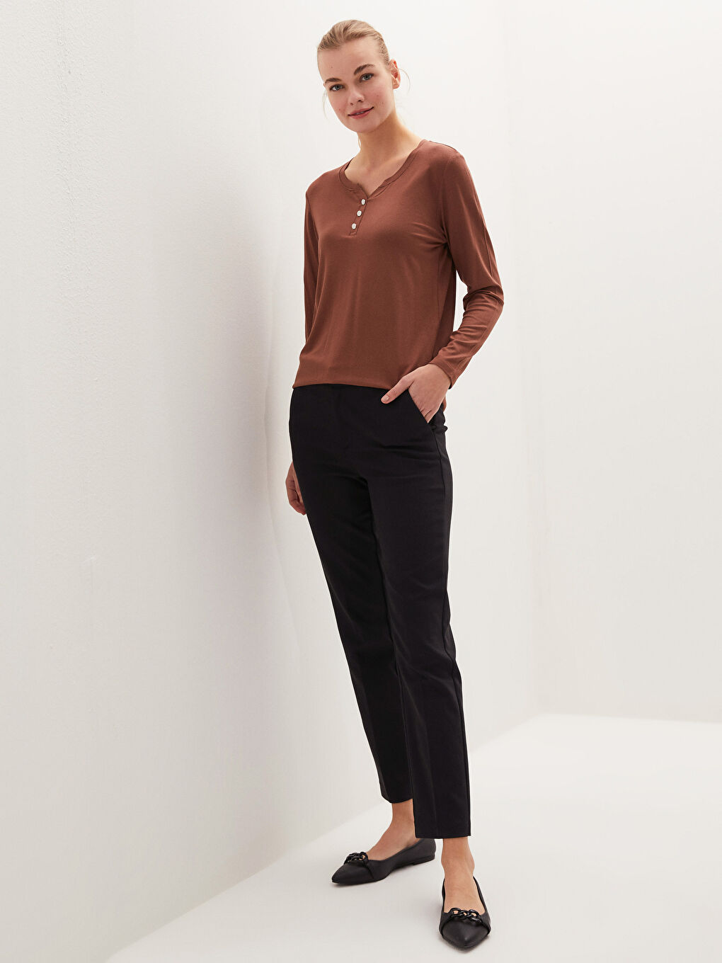 Kahverengi V Yaka Düz Krep Kadın Tişört-9