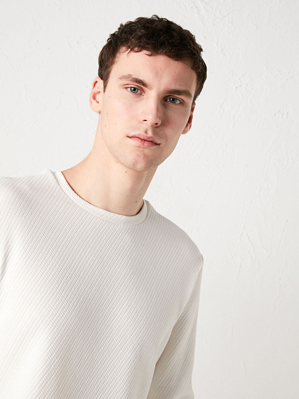 Beyaz Bisiklet Yaka Uzun Kollu Tişört-1