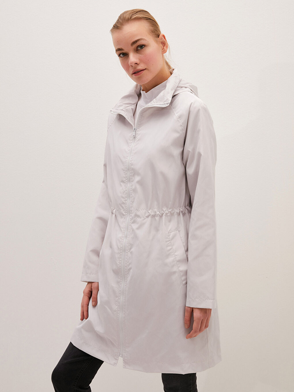 Bej Kapüşonlu İnce Yağmurluk