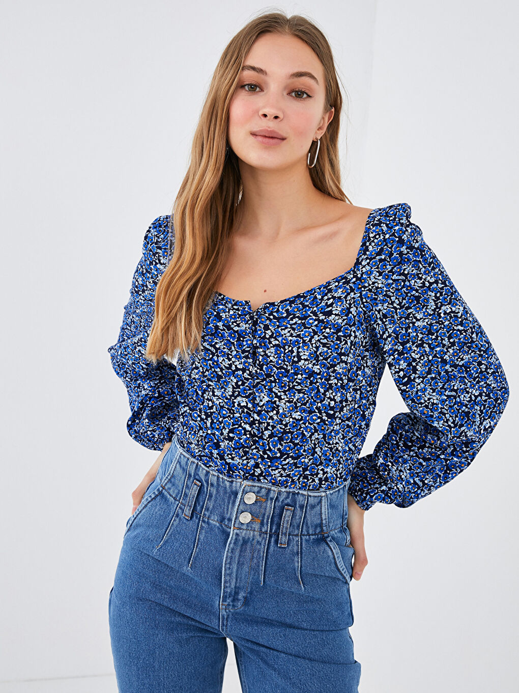 بلوزة ياقة مربعة مُزهر كم طويل نبيتي للسيدات